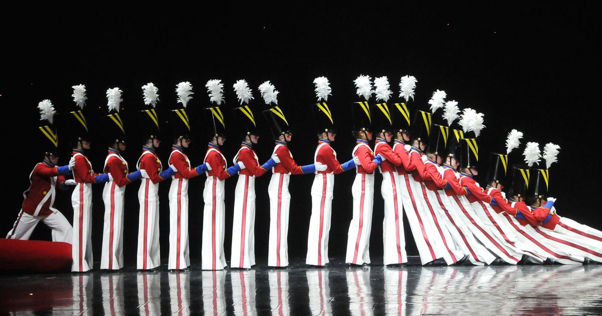 dancers toy soldiers.jpg?resize=1200,630 - Ce groupe de danseuses habillées en soldats a subjugué Internet avec son étonnante chorégraphie