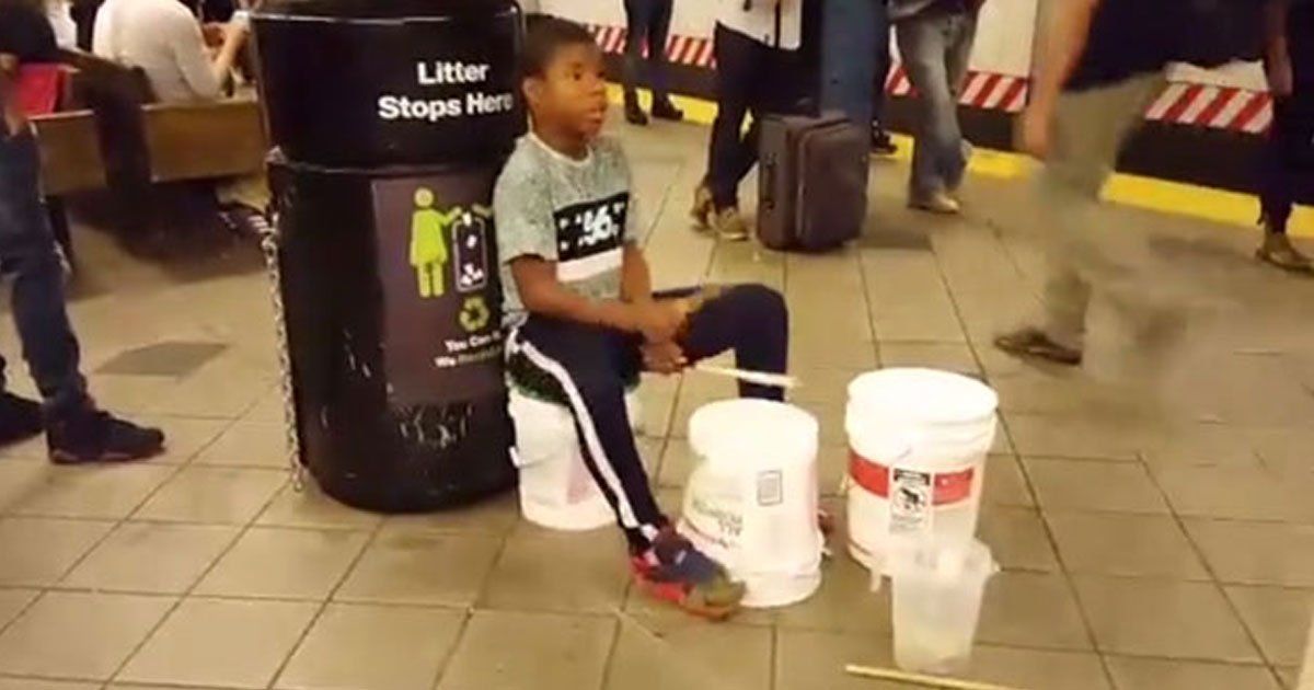drum with buckets.jpg?resize=1200,630 - Un enfant joue de la batterie avec des seaux dans le métro de New York