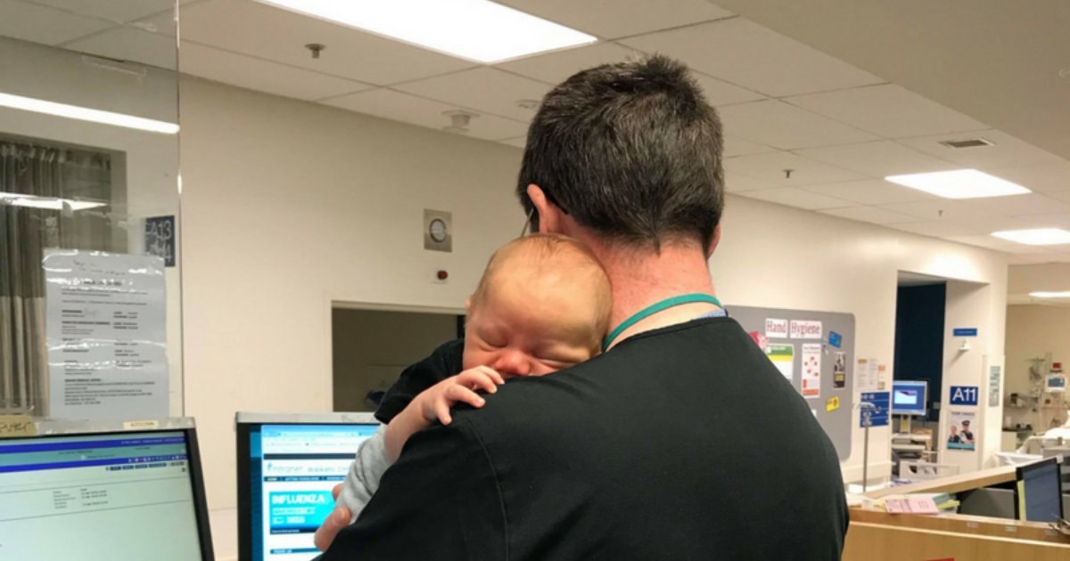 er4.png?fit=1024%2C538&ssl=1&strip=all - Heartwarming Photo Of Doctor Running An Entire ER While Carrying A Sleeping Baby Went Viral