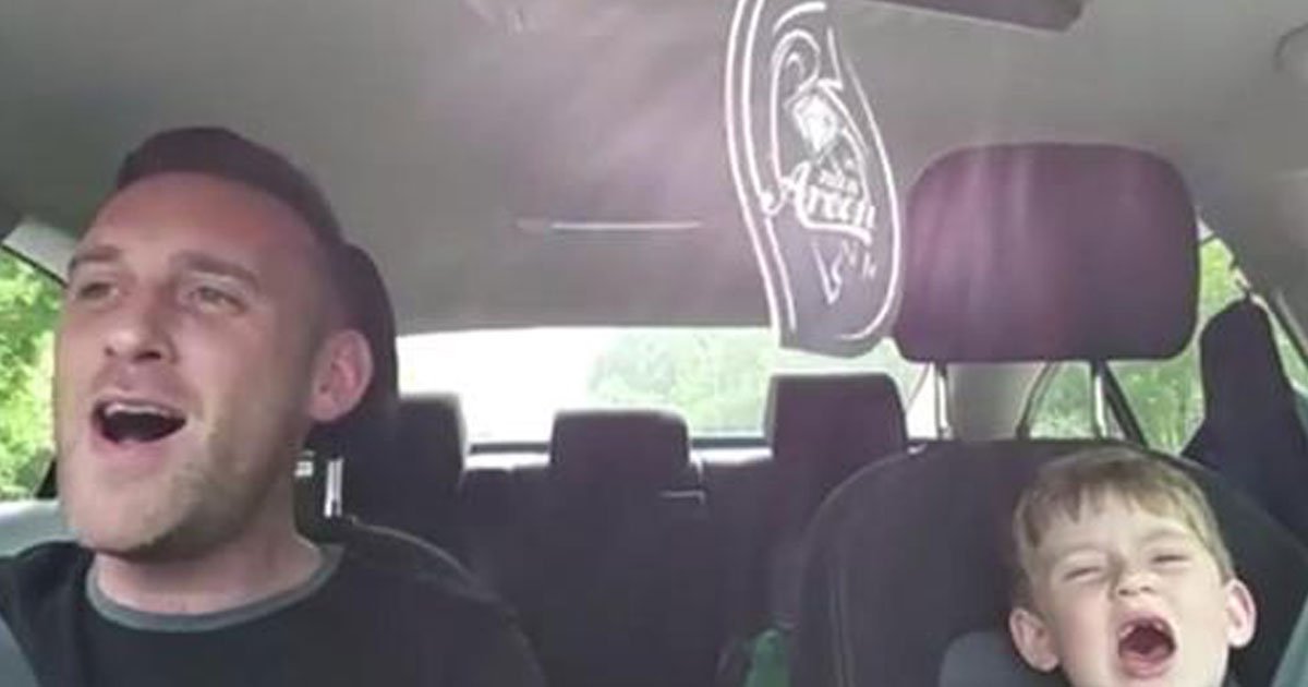 father son sing frank sinatara.jpg?resize=412,275 - Father And Son Sang Frank Sinatra On Their Way Back Home And Became Internet Sensations