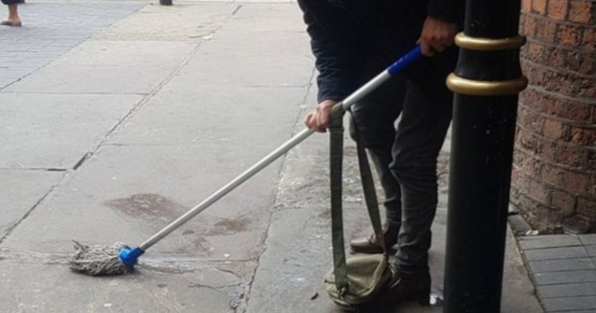 featured image 1.png?resize=1200,630 - A Man Who Urinated In Public Was Forced To Clean Up After Himself By The Cops