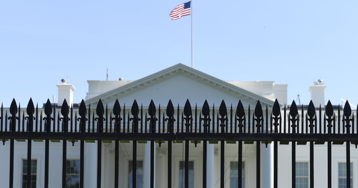 featured image 42.jpg?resize=412,275 - Construction Of 13-Foot Fence Around The White House Has Begun