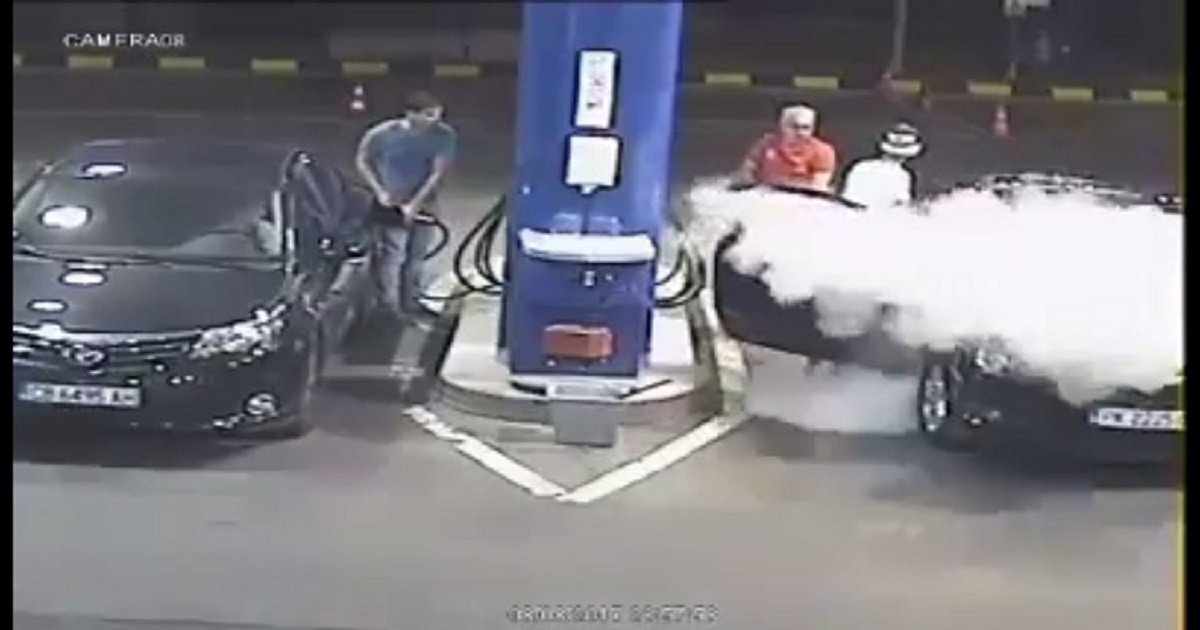 g3.jpg?resize=412,232 - Gas Station Worker Used A Fire Extinguisher On An Unruly Customer Who Refused To Put Out His Cigarette