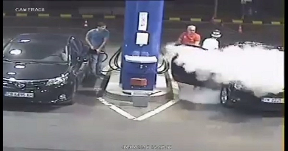 g3.jpg?resize=412,275 - Gas Station Worker Used A Fire Extinguisher On An Unruly Customer Who Refused To Put Out His Cigarette