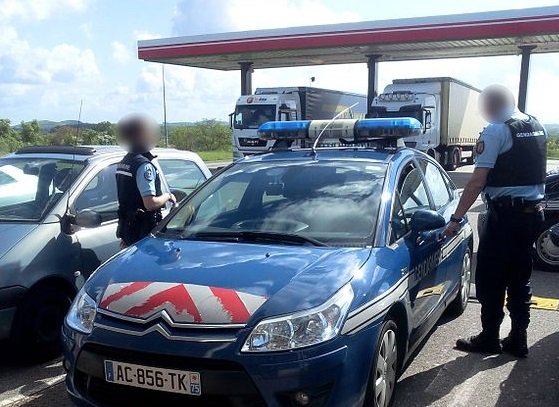 gendarmerie.jpg?resize=412,275 - Il transportait le corps de sa femme enfermé dans une valise dans le coffre de sa voiture