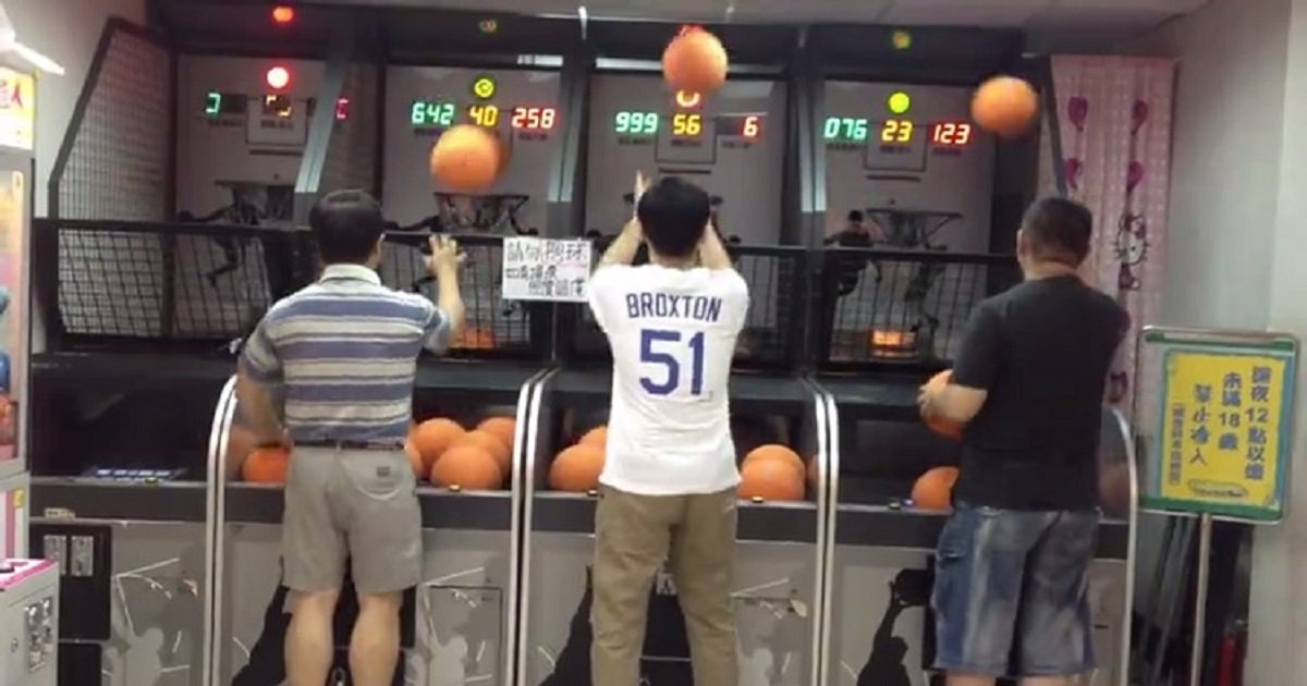 h3 3.jpg?resize=1200,630 - This Man Can Accurately Shoot Hoops Using Both Of His Hands At The Same Time