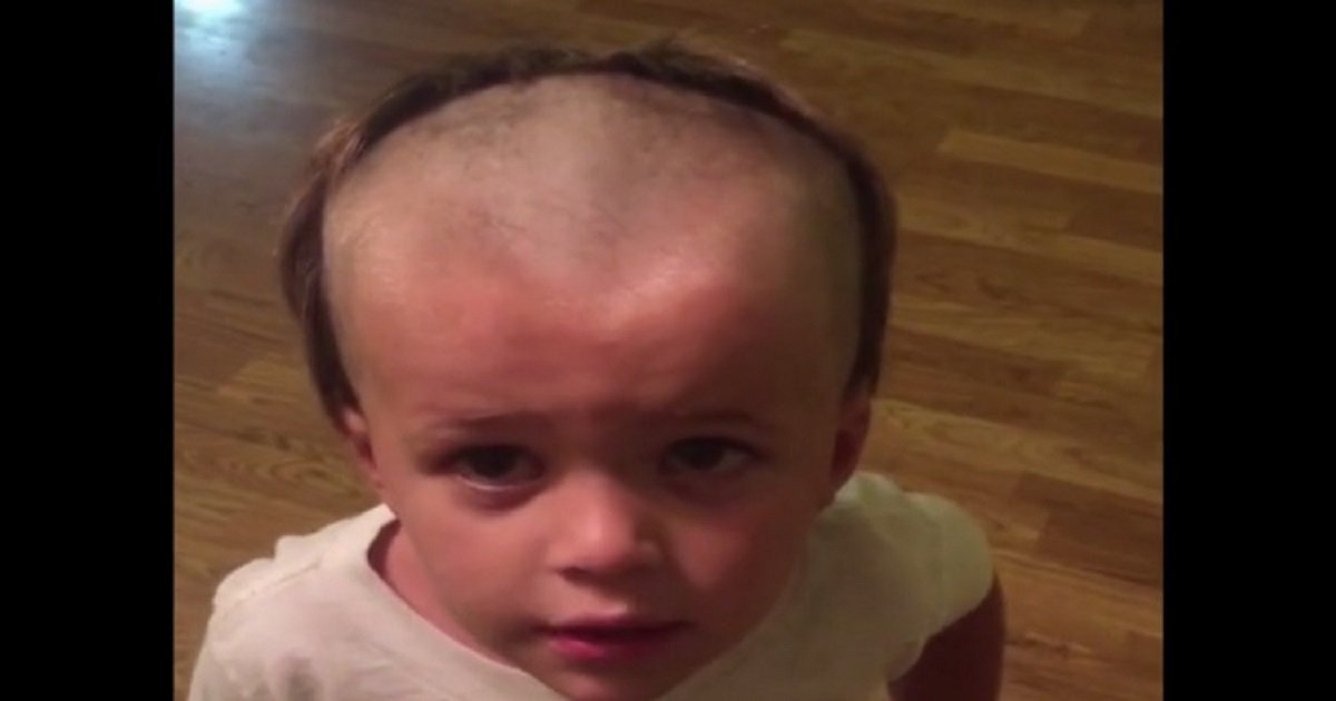 h4.jpg?resize=1200,630 - Un petit garçon décide de changer de coupe de cheveux en utilisant la tondeuse électrique de son père