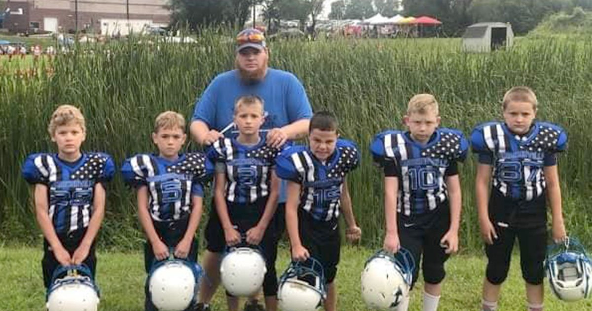 harrisonville youth football league designed thin blue line into their uniforms to show support for police officers.jpg?resize=412,275 - A Football League Put A 'Thin Blue Line' In Their Uniforms To Show Support For Police Officers