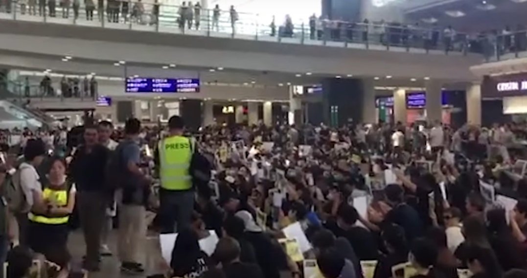 hkaeroport.jpg?resize=1200,630 - Un "sit-in" géant, organisé pour dénoncer la répression violente de la police, a bloqué l'aéroport d’Hong-Kong