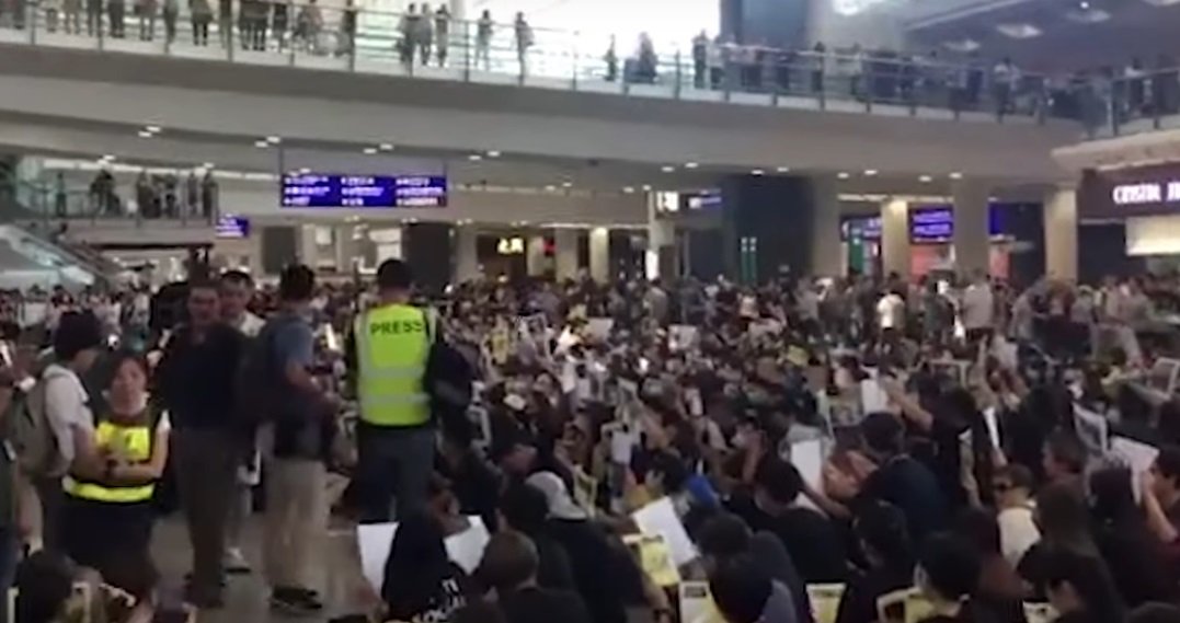 hkaeroport.jpg?resize=412,232 - Un "sit-in" géant, organisé pour dénoncer la répression violente de la police, a bloqué l'aéroport d’Hong-Kong