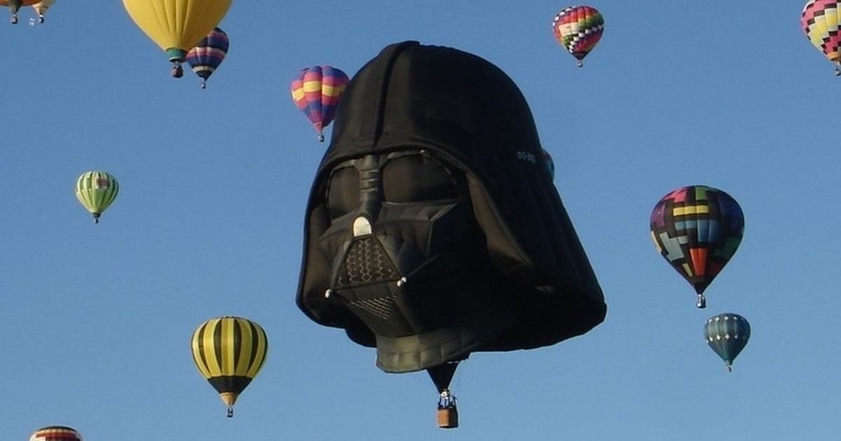 img 5d5431faf2c01.png?resize=1200,630 - Une montgolfière de Dark Vador a été repérée flottant au-dessus de la ville de Bristol