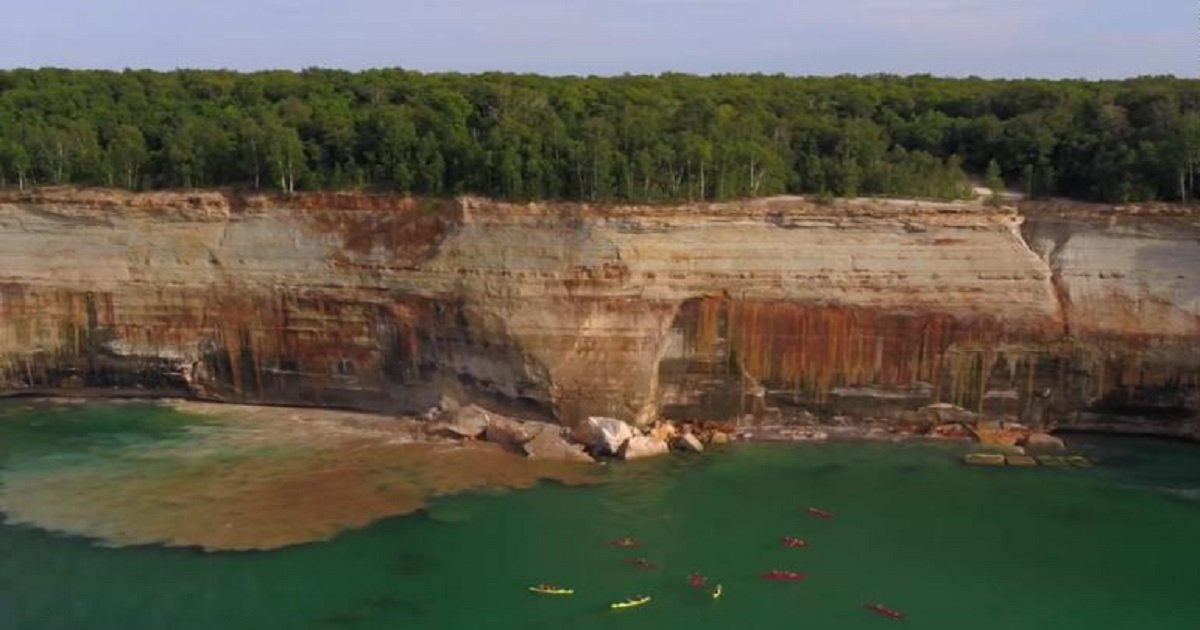 k3 2.jpg?resize=412,275 - A Tour Group Narrowly Missed A Dramatic Sandstone Cliff Collapse While Kayaking In Lake Superior