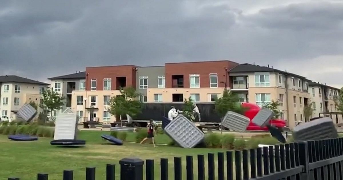 m3 5.jpg?resize=412,275 - Strong Winds Turned An Outdoor Movie Night Into A Hilarious "Air Mattress Storm"