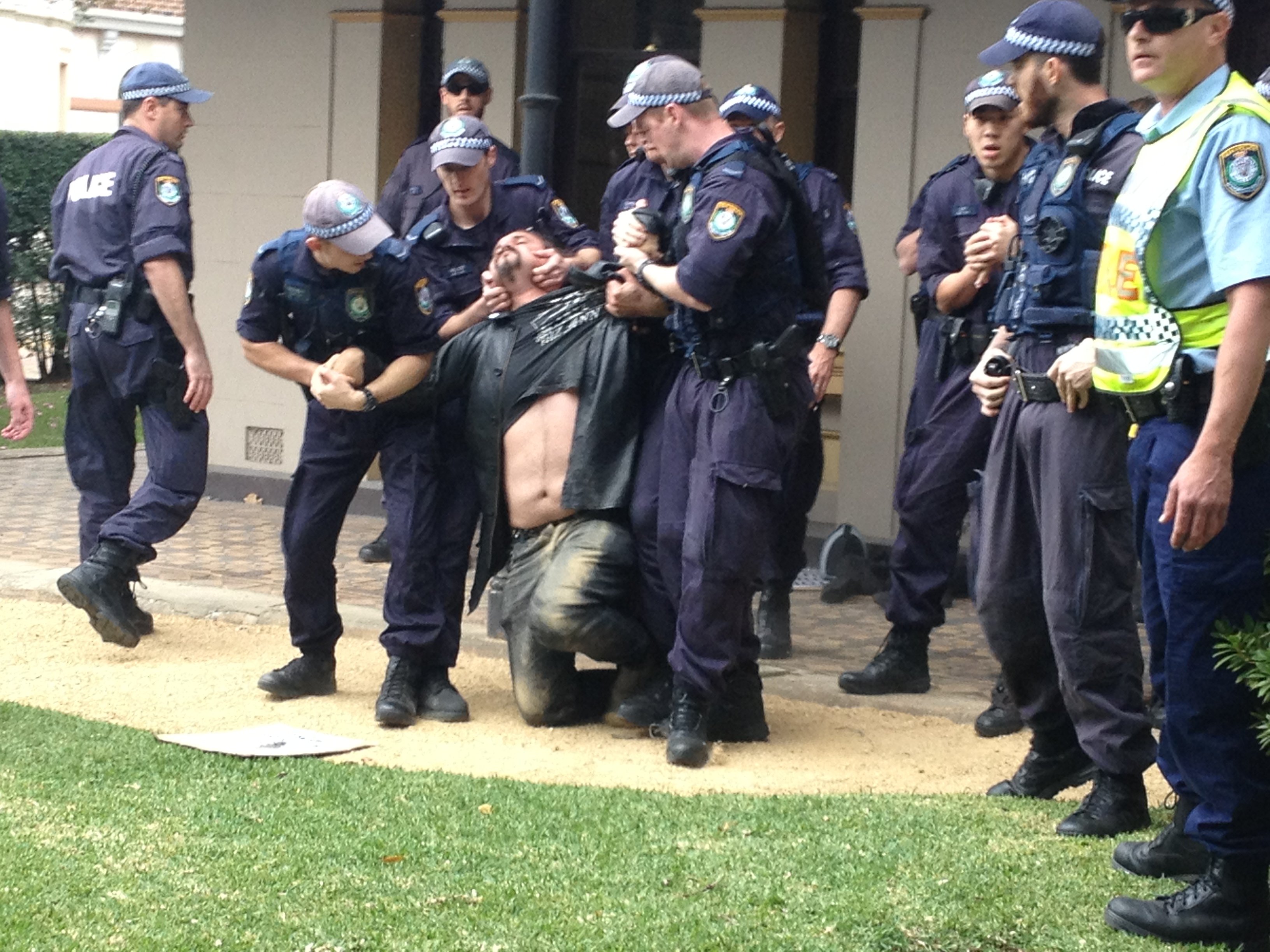 nsw police use illegal pain hold on activist at university of sydney.jpg?resize=1200,630 - Etouffé par la BAC pendant une manifestation contre les violences policières