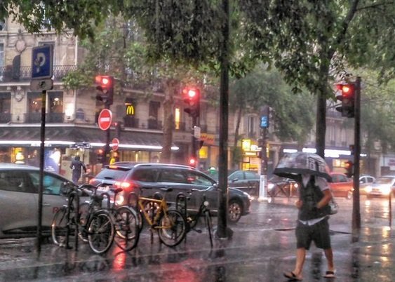 pluie paris.jpg?resize=412,232 - L'équivalent de 11 jours de pluie s'est abattu sur Paris en seulement 2 heures