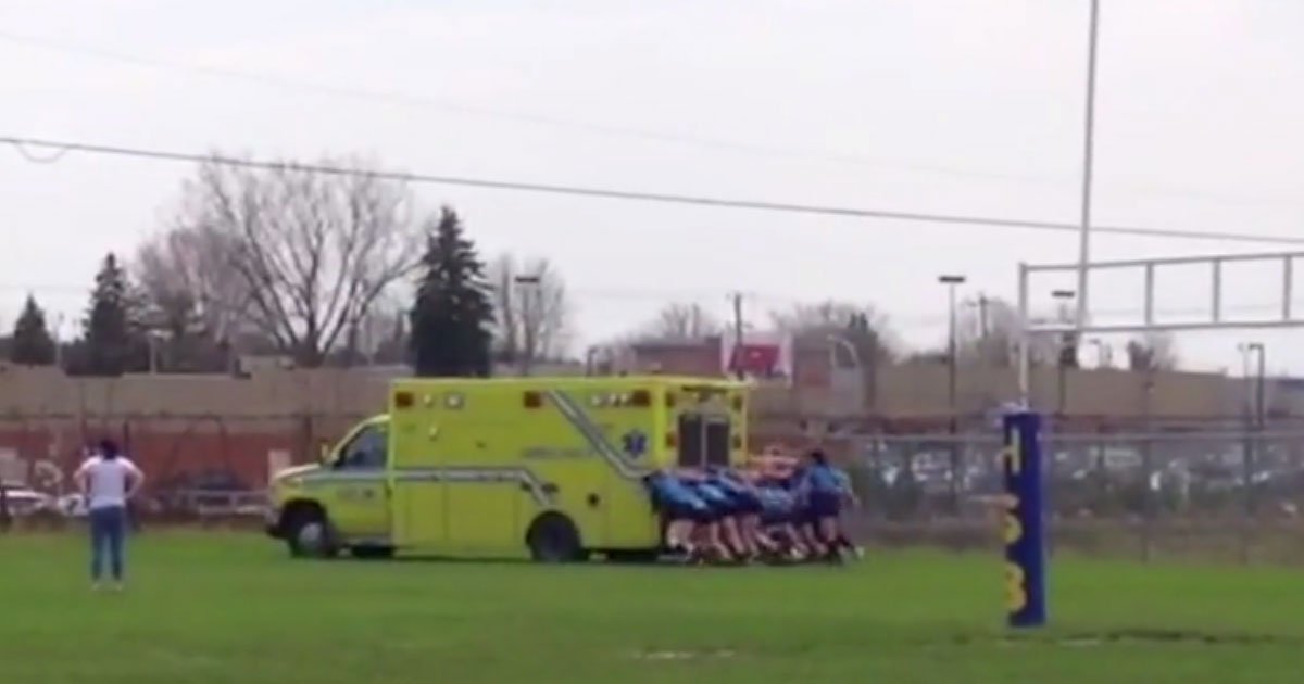 rugby girls pushed ambulance.jpg?resize=1200,630 - Une équipe de rugby pousse l'ambulance qui transporte leur coéquipière blessée après s'être embourbée