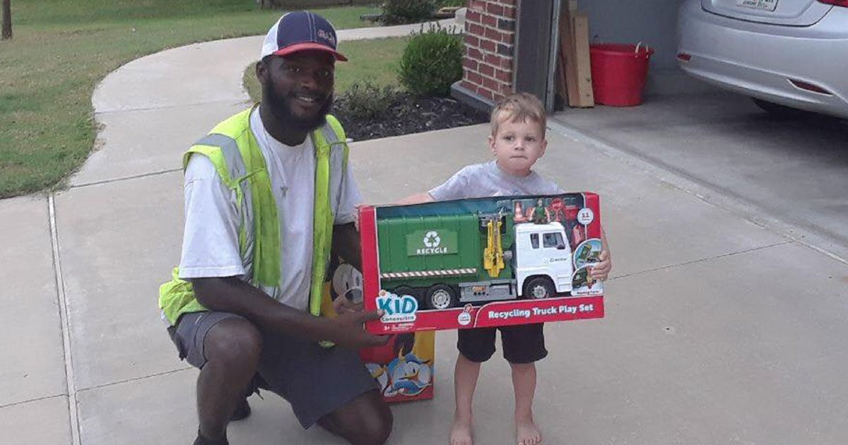 sanitation worker gifted toy recycle truck to boy who greets them every day during their route.jpg?resize=412,275 - Un employé de ville a offert un camion-poubelle en jouet au garçon qui le saluait tous les jours