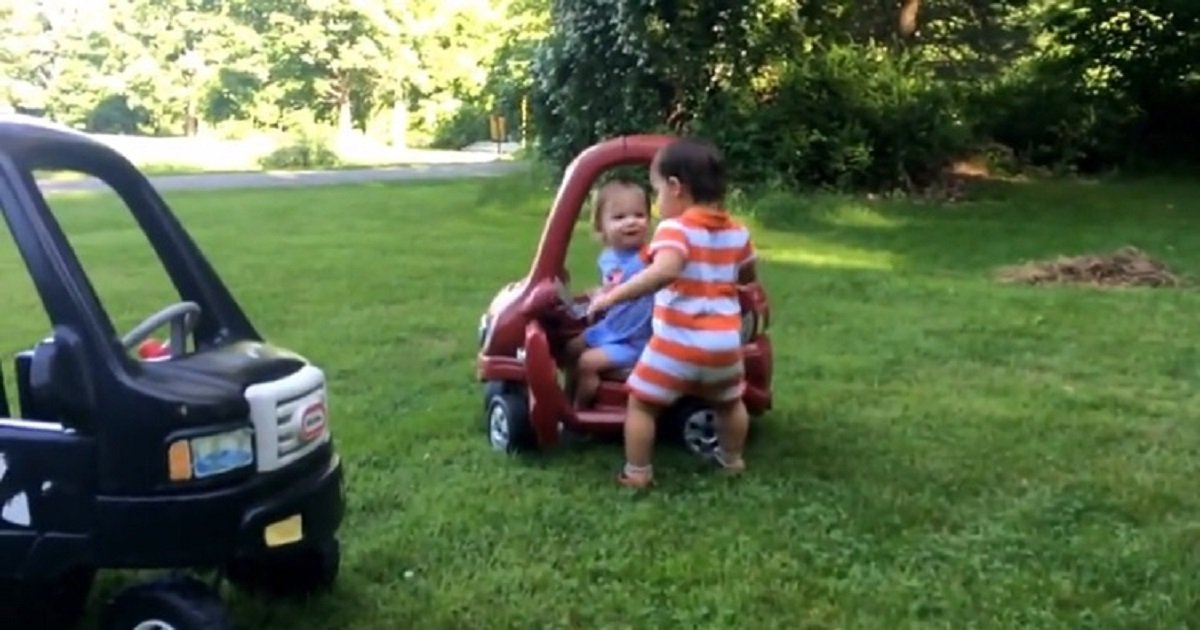 t3 3.jpg?resize=1200,630 - A Cute Confrontation Between Twin Toddlers As They Argued Over Who Gets To Play With The Car