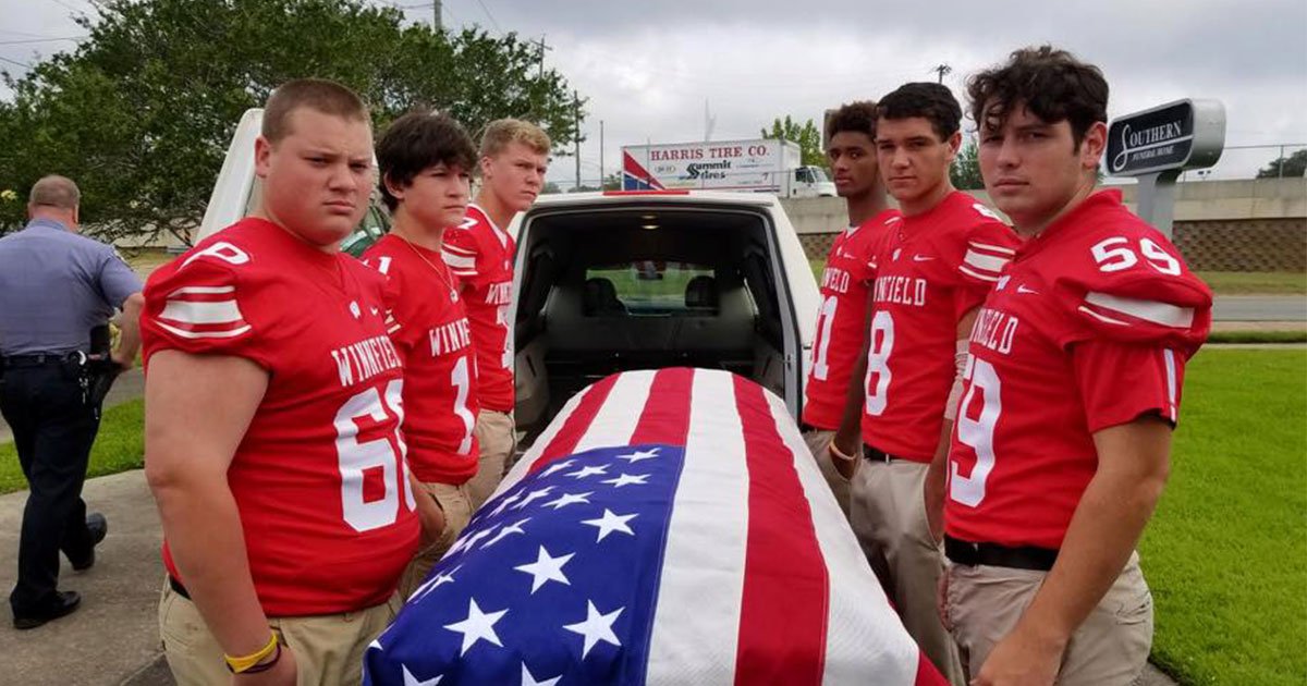 teens carried veterans casket at his funeral as the deceased had no male relatives.jpg?resize=412,275 - Teens Carried The Veteran’s Casket At His Funeral As The Deceased Had No Male Relatives