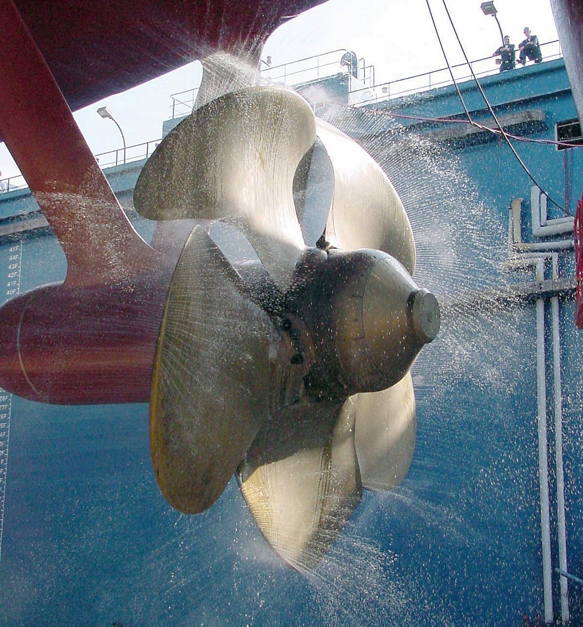 uss churchill propeller cropped.jpg?resize=412,275 - Une adolescente tuée par le bateau qui tractait sa bouée