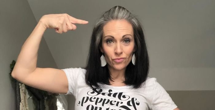 women natural gray hair grombre 26 5ca5a6e8890d6  700 e1565799552729.jpg?fit=700%2C360&ssl=1&strip=all - 30 Stunning Looks Of Women Who Ditched Dyeing Their Grey Hair