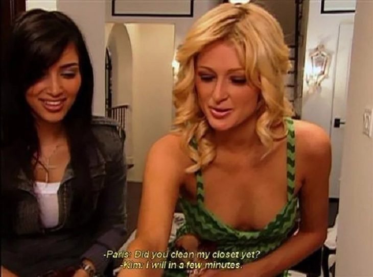 Kim Kardashian organizando el guardarropa de Paris Hilton