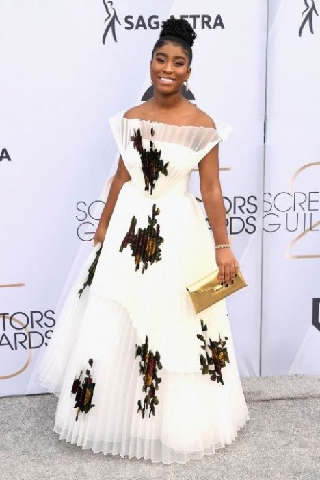 Lyric Ross en los SAG Awards 2019 con un vestido plisado blanco es considerada de las peores vestidas