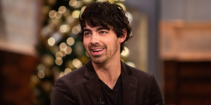 Las raras exigencias de los famosos; Joe Jonas de los Jonas Brothers con traje negro