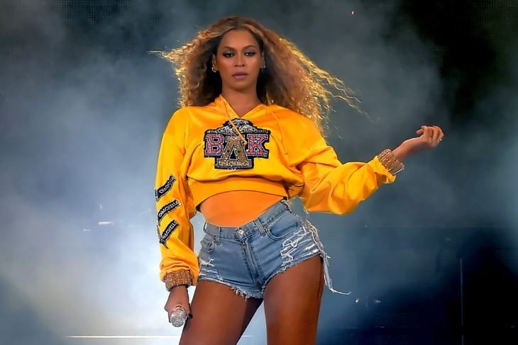 Las raras exigencias de los famosos; Beyoncé con sudadera amarilla en concierto