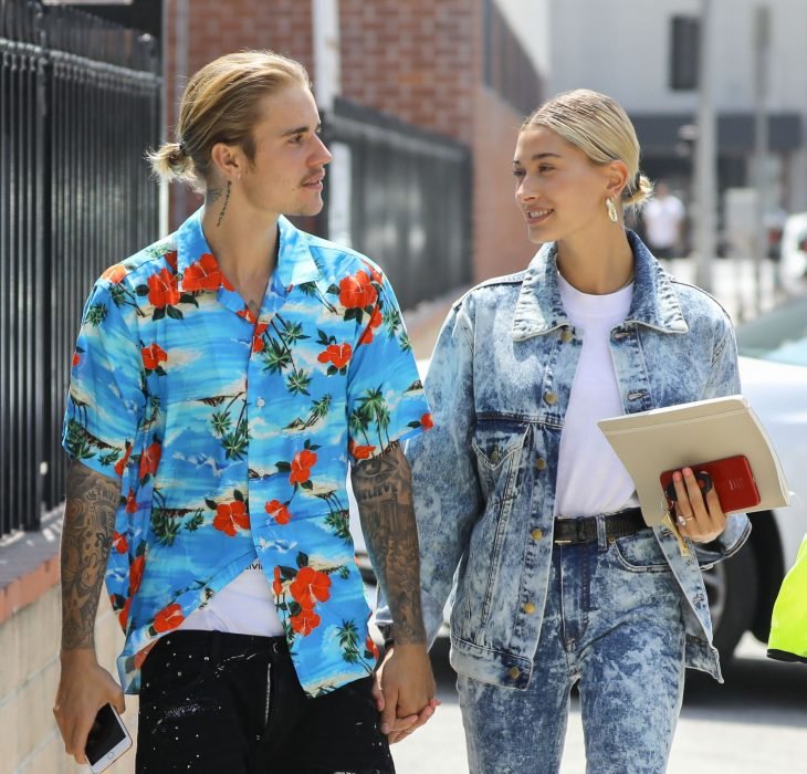 Justin Bieber y Hailey Baldwin tomados de la mano caminando por la calle