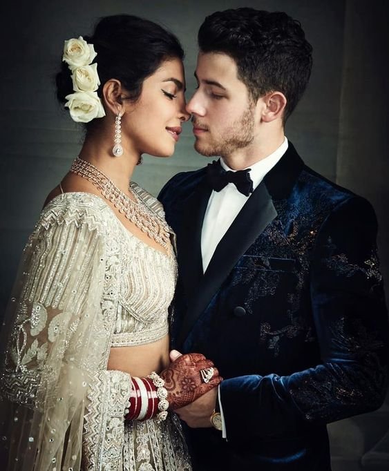 Nick Jonas y Priyanka Chopra en su boda posando para cámara