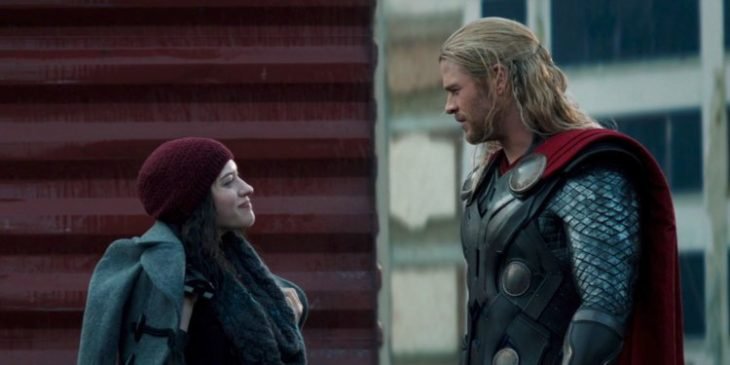 Mujer hablando de frente con un hombre vestido de Thor en Thor: mundo oscuro, Kat Dennings, Chris Hemsworth