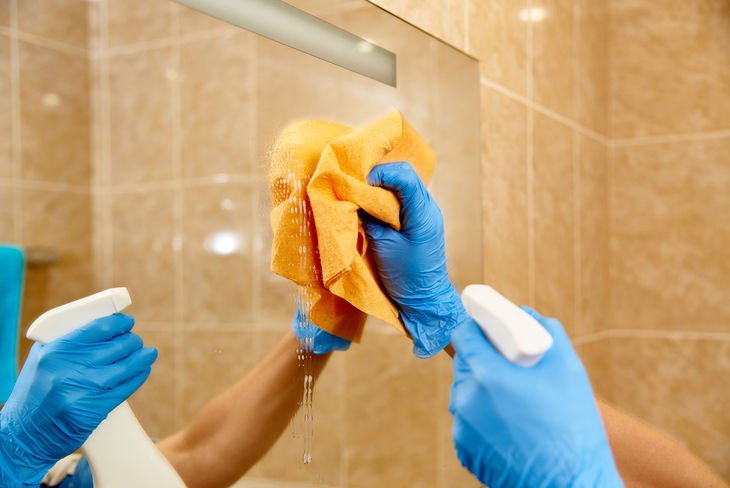 Limpia los espejos del baño cada vez que salgas de la ducha.
