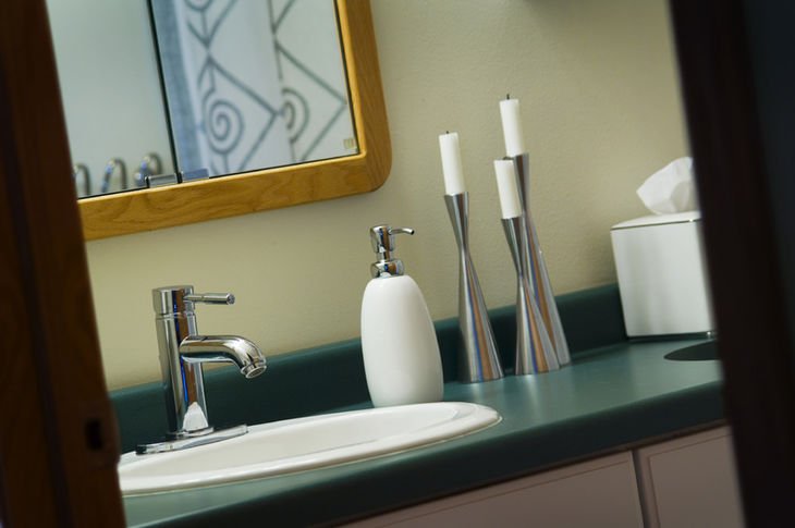 Organiza el baño para que sea más fácil mantenerlo limpio.