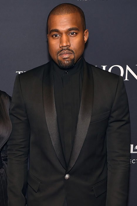 Kanye West con saco color negro