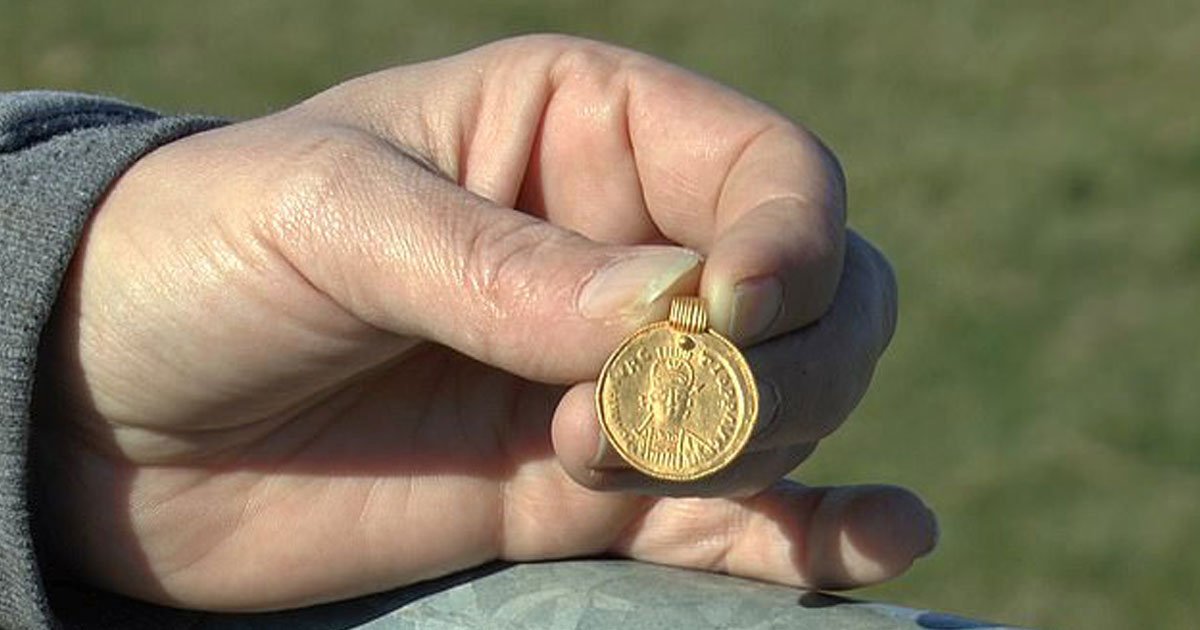 1500 old gold coin.jpg?resize=1200,630 - Metal Detectorist Found A 'Piece Of Junk' That Turned Out To Be A 1,500-Year-Old Anglo-Saxon Gold Pendant