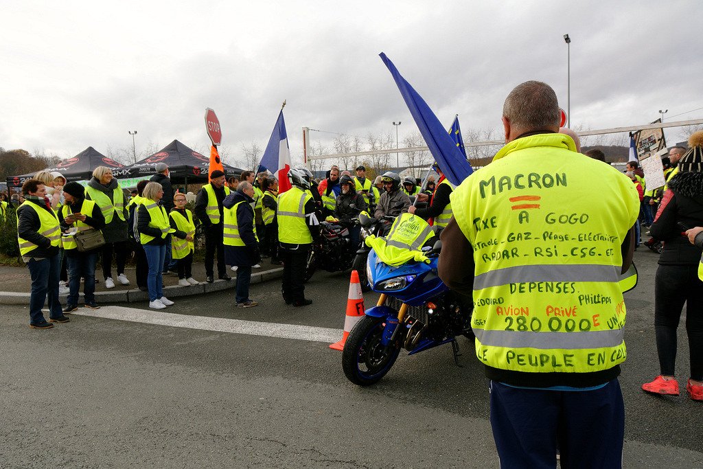 46084399942 30776968c9 b.jpg?resize=412,275 - Des "gilets jaunes" demandent au gouvernement de geler le prix du carburant