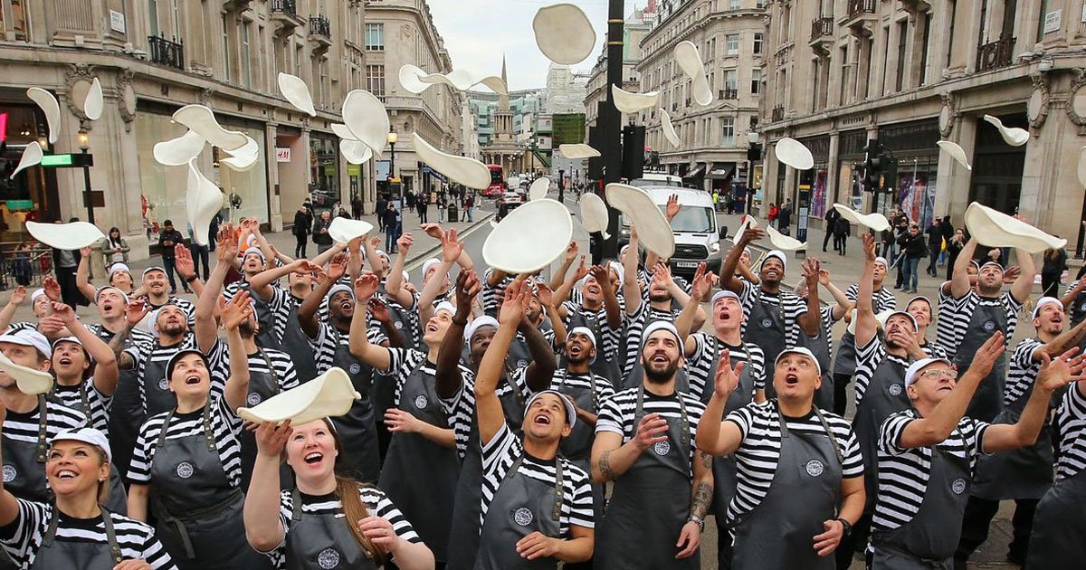 54 pizza chefs london.jpg?resize=412,275 - 54 Pizza Chefs Wowed Onlookers When They Tossed The Pizza Dough In Unison