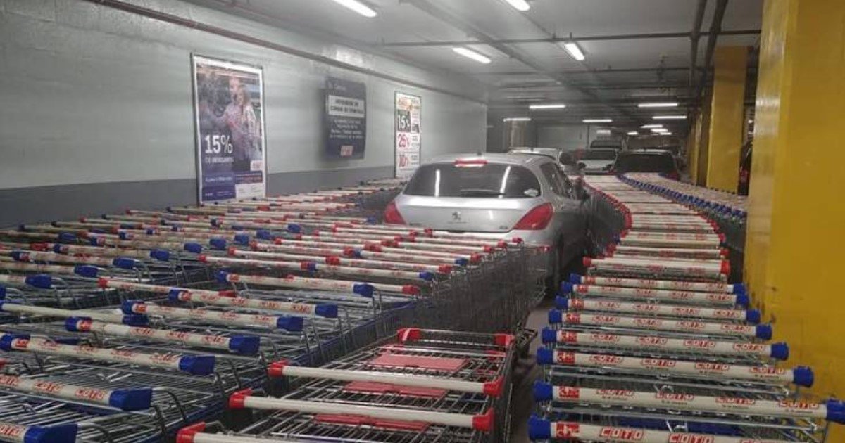 a 68.jpg?resize=1200,630 - Les employés d'un supermarché ont bloqué une voiture mal garée avec des caddies
