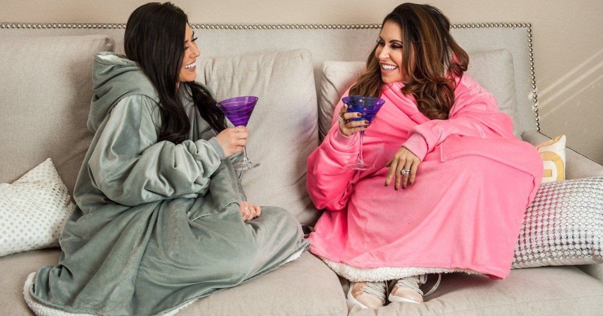 a 80.jpg?resize=412,232 - Shark Tank Introduced 'The Comfy' And Even Selena Gomez Loves It