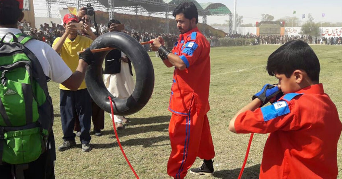 boy blow up tyre with nose.jpg?resize=412,275 - Un garçon de 10 ans peut faire sauter un pneu de jeep avec son nez, plier des tiges de fer avec son cou et arrêter deux motos avec ses bras