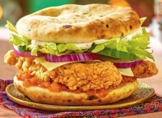 burger indien2.jpg?resize=412,275 - Alerte Papilles: Découvrez le nouveau "Indian Chicken Burger" de McDonald's