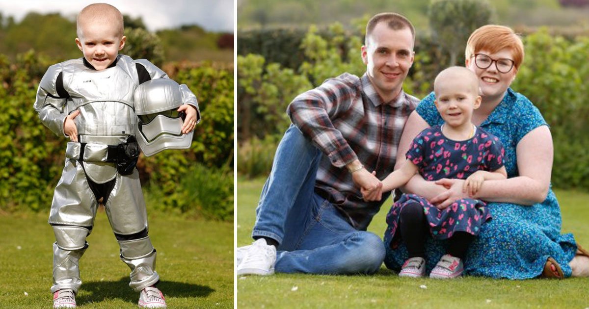 clear of cancer bell little girl.jpg?resize=412,275 - Une enfant de quatre ans fête sa victoire sur le cancer en sonnant la cloche de l'hôpital habillée en Stormtrooper