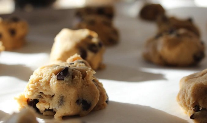 cookiedough.jpg?resize=412,275 - Alerte Papilles: Le premier "Bar à Pâte à Cookie" ouvre à Paris