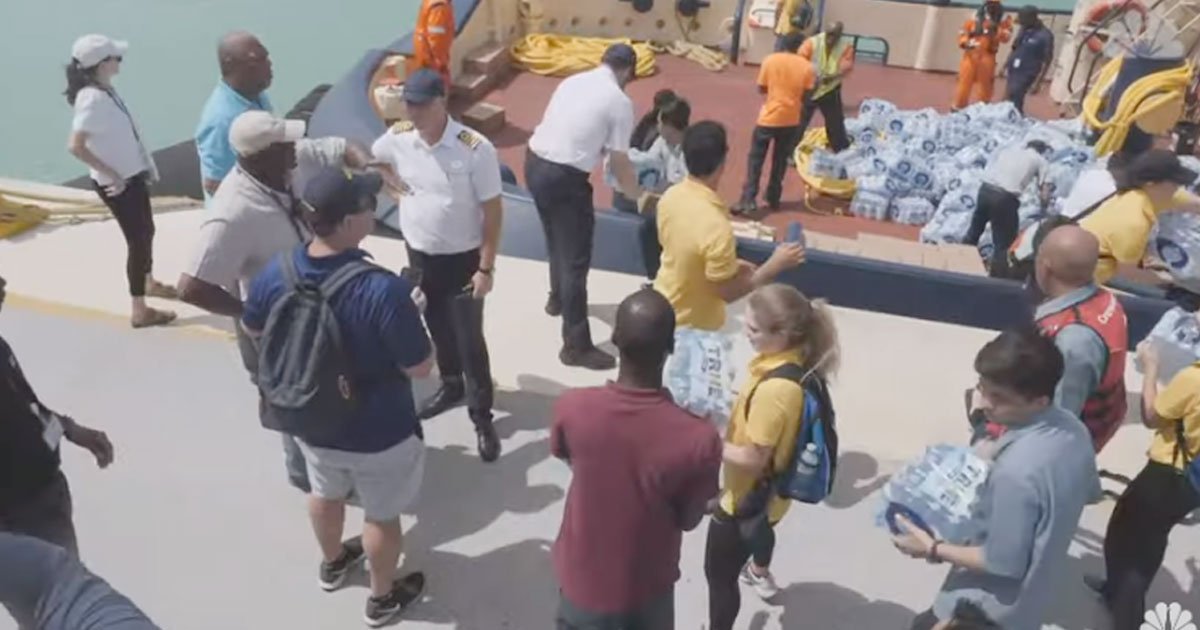 cruise passengers helped the crew preparing meals for hurricane victims.jpg?resize=412,232 - Passengers Helped Crew Members Prepare Meals For Hurricane Victims