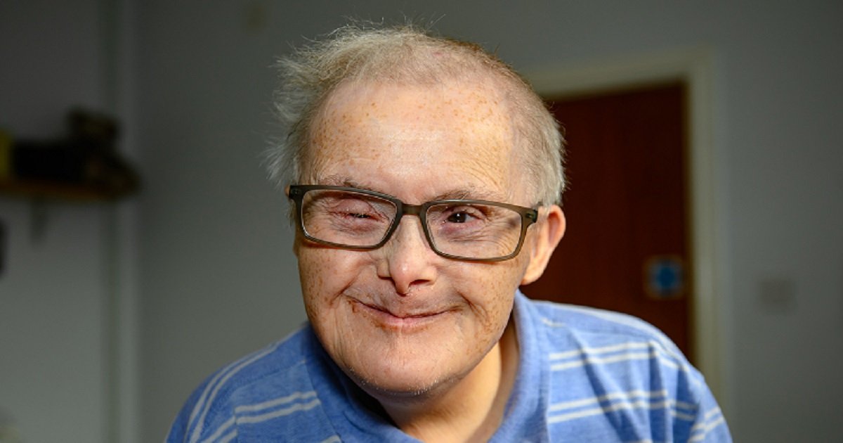 d3 7.jpg?resize=1200,630 - Un homme atteint du syndrome de Down défi tous les pronostics en atteignant l'âge de 77 ans