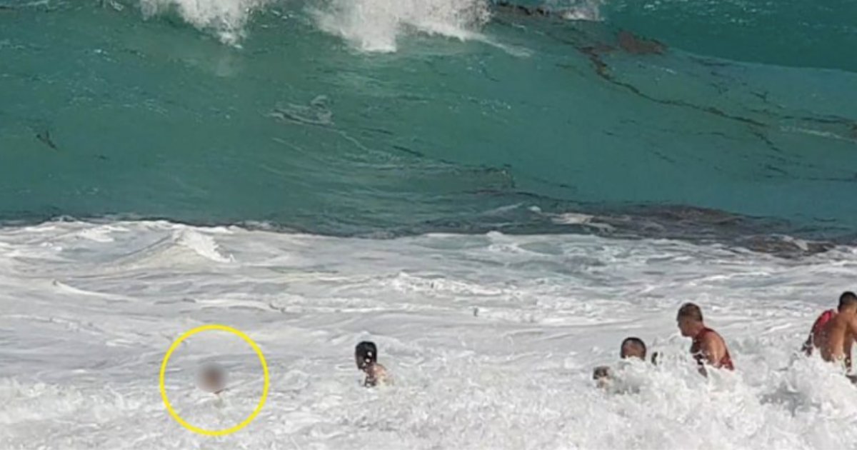 d9.png?resize=1200,630 - Lifeguards Rescue A Child Who Caught In Massive Waves