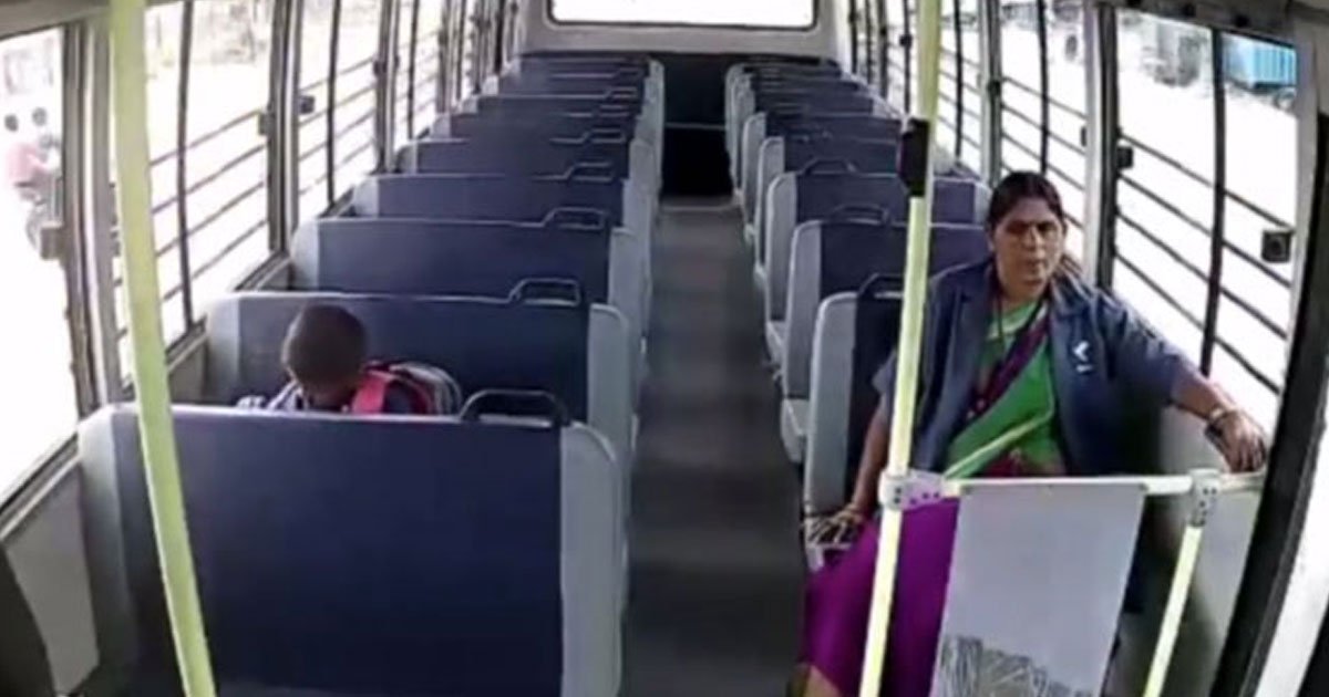 escape bus crash.jpg?resize=412,275 - Two Passengers Miraculously Escaped From A School Bus Crash