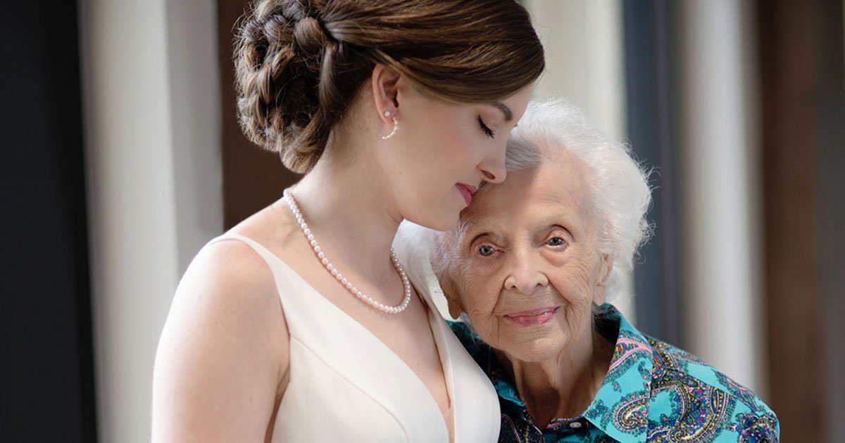 granddaughter planned a secret photoshoot with grandmother in hospice before latters demise.jpg?resize=412,275 - Bride-To-Be Planned A Secret Photoshoot With Grandmother In Hospice