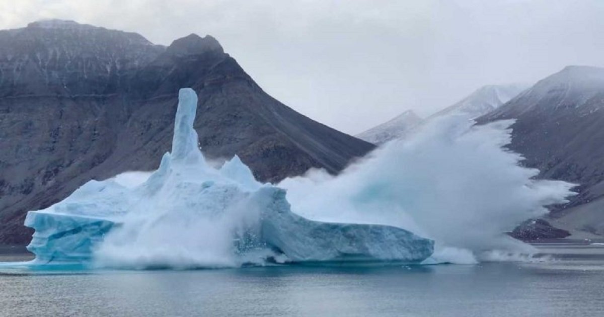 i3.jpg?resize=412,275 - Un iceberg au milieu de l'océan se brise devant la caméra d'un navigateur